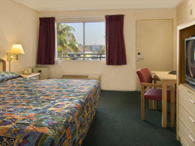 Solara Inn And Suites Anaheim Room photo